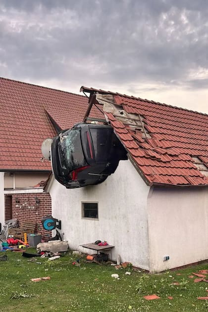 El auto incrustrado en el techo del granero