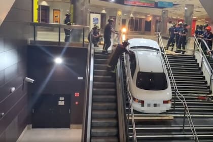 El auto ingresó en el centro comercial Plaza Elíptica y quedó atrapado en la escalera