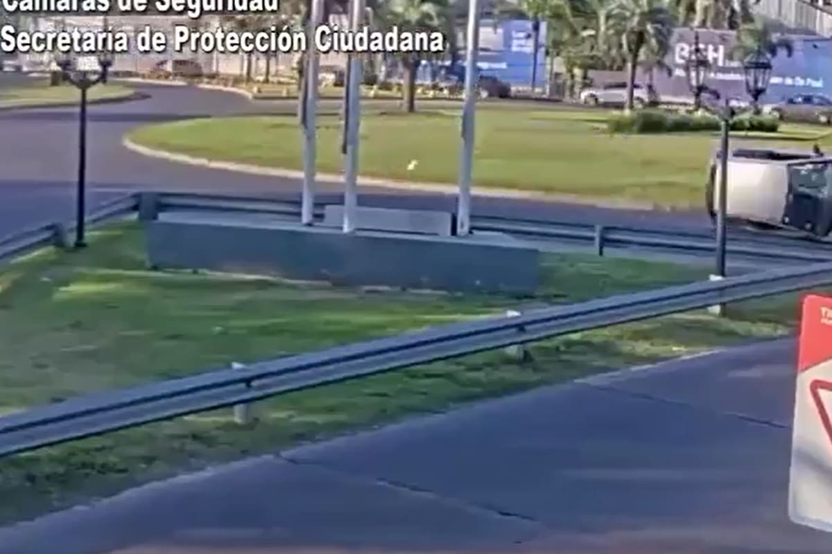 El auto involucrado en el accidente derrapó por el asfalto antes de quedar totalmente invertido