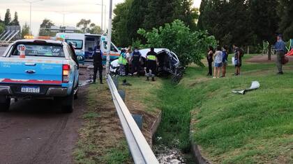 El auto involucrado quedó partido al medio.