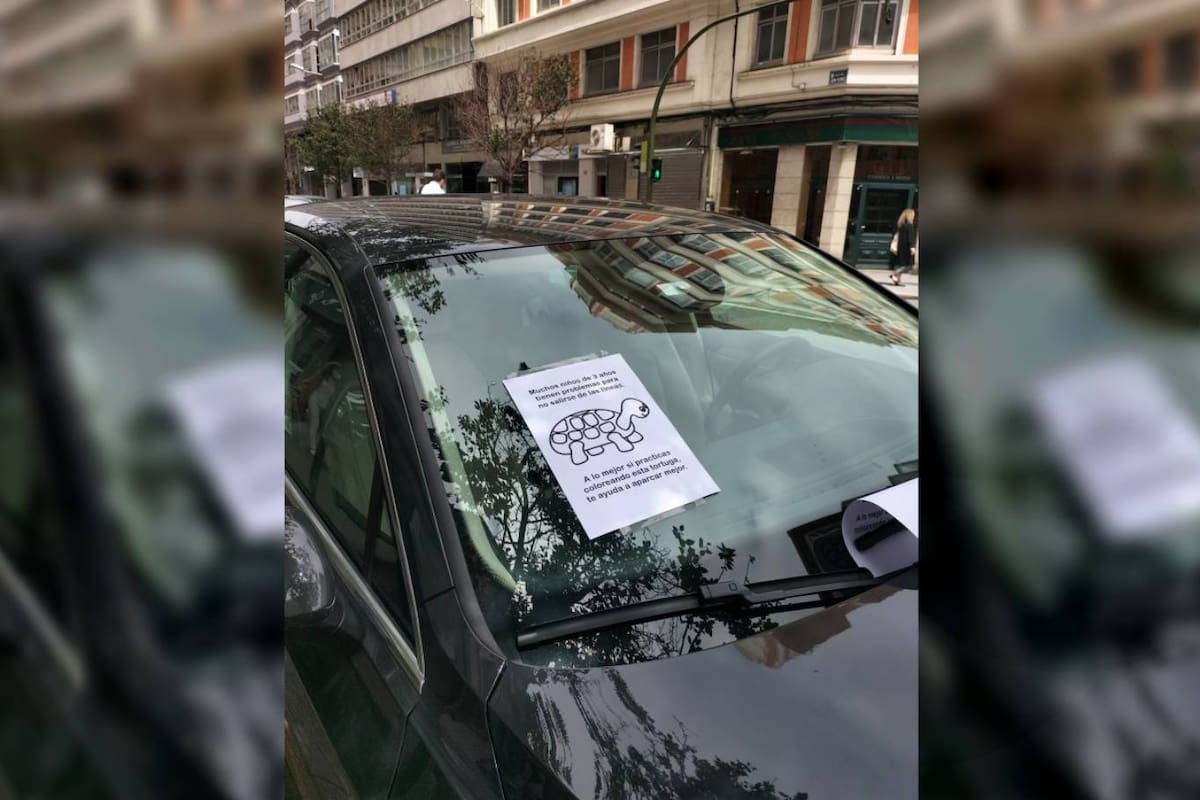 El auto mal estacionado estaba en una calle de La Coruña y una mano anónima le pegó un mensaje aleccionador en el parabrisas