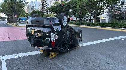El auto marca fíat quedó tendido sobre el asfalto