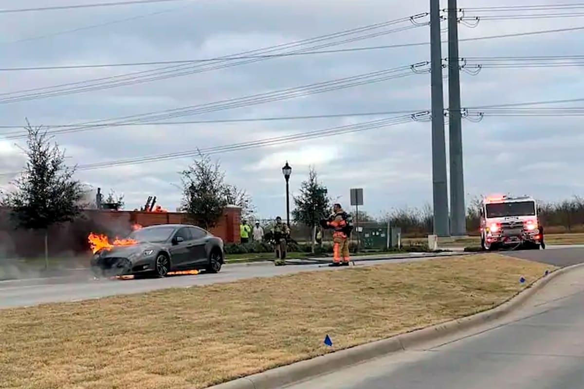 El auto móvil se cubrió de llamas sobre la ruta en Frisco, en el estado de Texas, el pasado 23 de noviembre