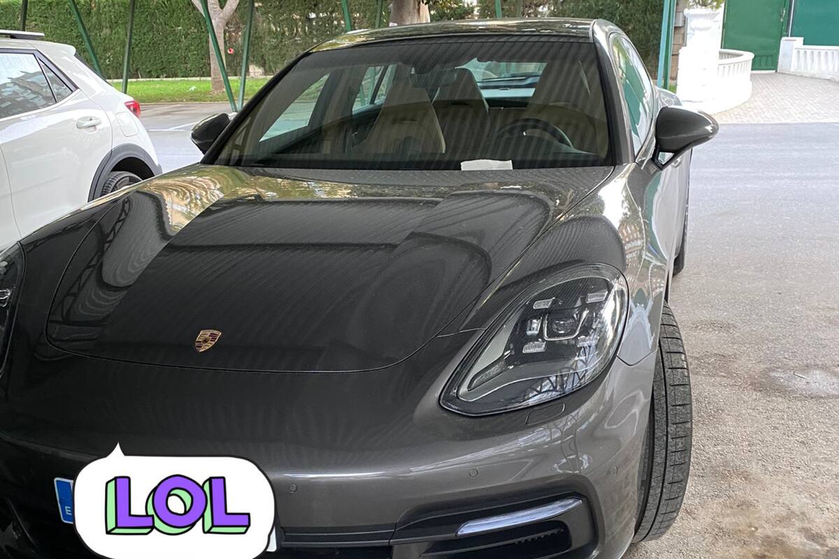 El auto ocupa dos plazas