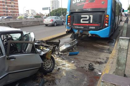 El auto que chocó contra un colectivo en General Paz.