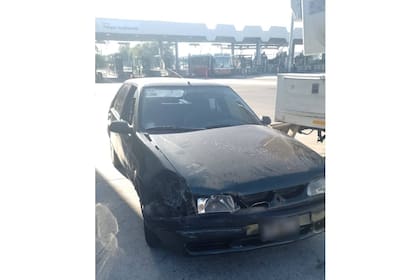 El auto que colisionó contra el taxi