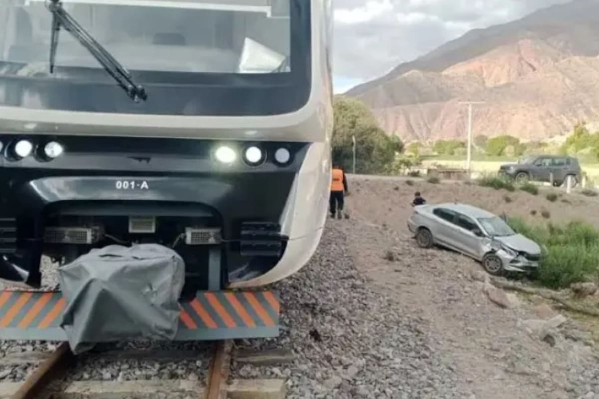 El auto que impactó con el Tren Solar quedó varado en un desnivel