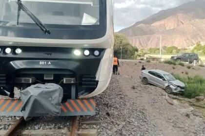 El auto que impactó con el Tren Solar quedó varado en un desnivel