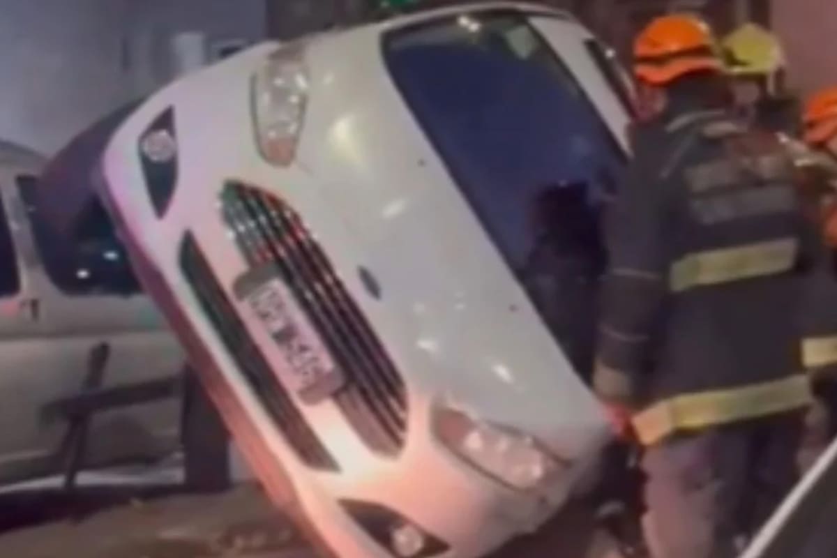 El auto que protagonizó el choque quedó volcado sobre su costado izquierdo