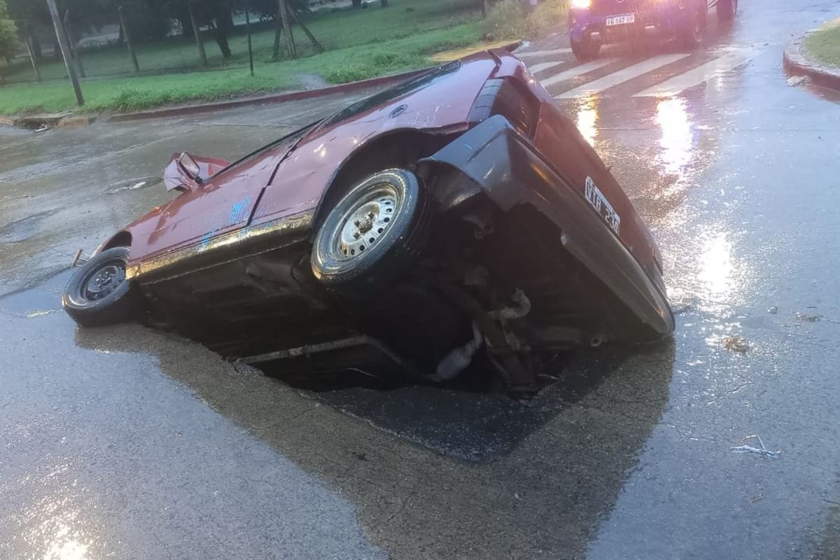El auto que quedó hundido en medio de la calzada.