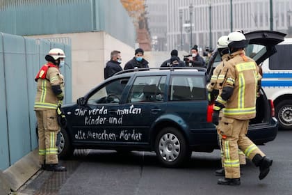 El auto que se estrelló contra el vallado de la cancillería alemana tenía pintadas antiglobalización