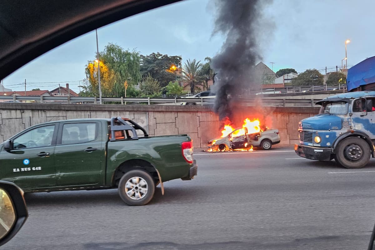 El auto que se incendió en la Panamericana.