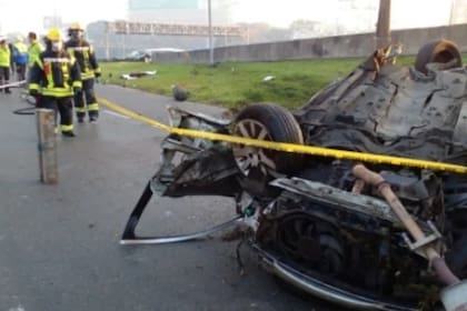 El auto que volcó en la autopista Panamericana llevaba cuatro pasajeros, dos de los cuales fallecieron.