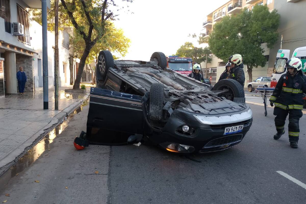 El auto quedó dado vuelta.