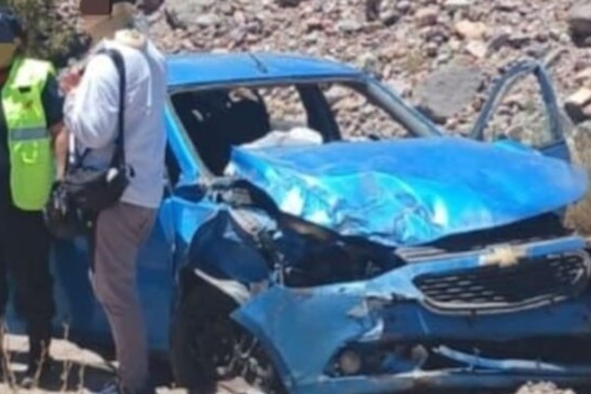 El auto quedó destruido luego de caer por un barranco de 30 metros de altura.