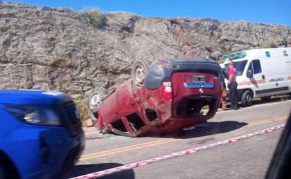 El auto quedó en uno de los carriles y la policía local realizó un corte total de la ruta. Foto: Policía de Córdoba