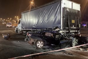 El auto quedó incrustado bajo un camión