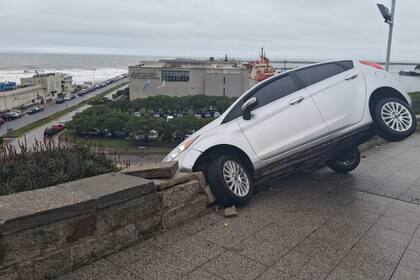 Mar del Plata: una joven conductora perdió el control de su auto, que quedó colgado en el paredón de la costa - Image 3