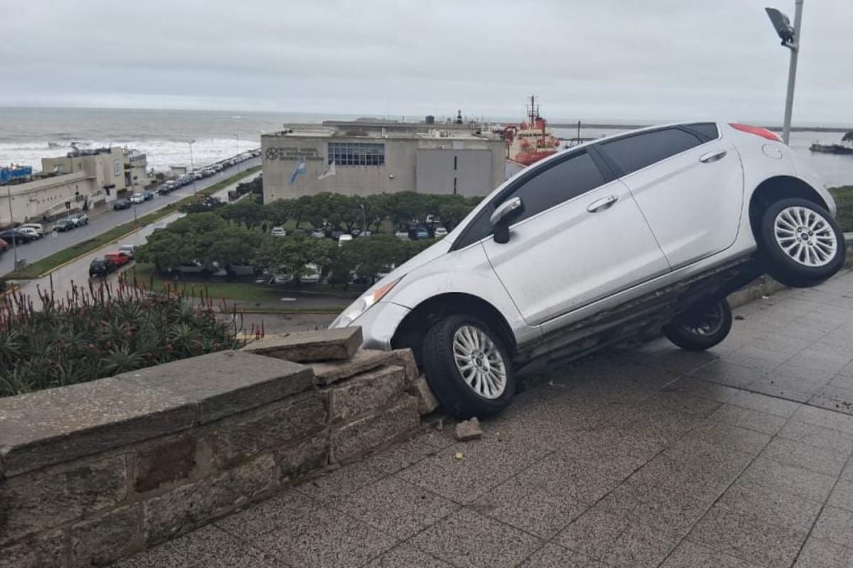 El auto quedó incrustado en el paredón