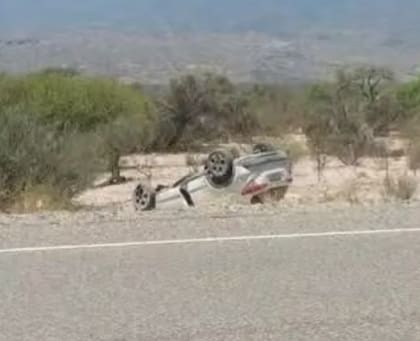 El auto quedó volcado al costado de la ruta - El Esquiu
