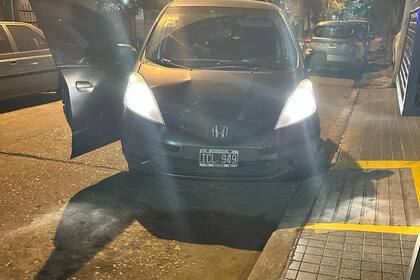 El auto robado a la pareja de jóvenes.
