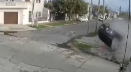 El auto robado circulaba a 100 kilómetros por hora.