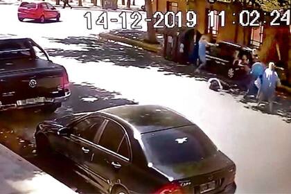 El auto rojo que aparentemente conducía José Fabián Asad