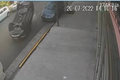 El auto se deslizó por 30 metros hasta casi quedar estacionado