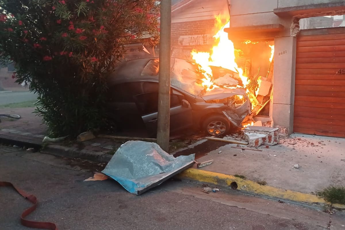El auto se prendió fuego tras chocar contra el frente de una vivienda
