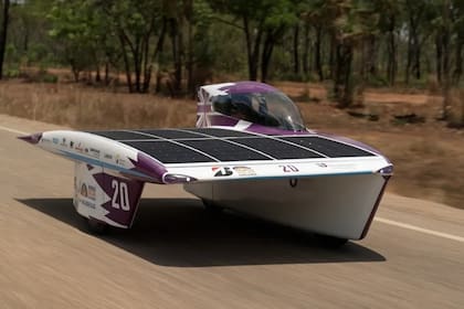 El auto solar fue creado por un grupo de estudiantes