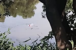 Se le cruzó una moto, perdió el control del auto y cayó al Riachuelo
