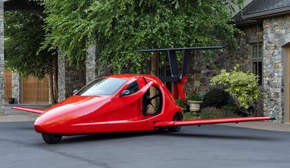 El auto Switchblade con las alas desplegadas para volar