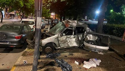 El auto terminó impactando una columna