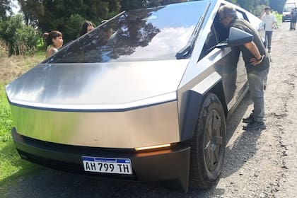 El auto Tesla, modelo Cyberbeast, de Barby Franco