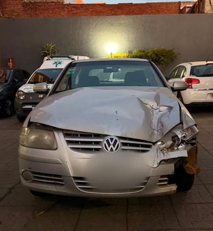 El auto todavía tenía en el capot una abolladura compatible con el impacto con la moto