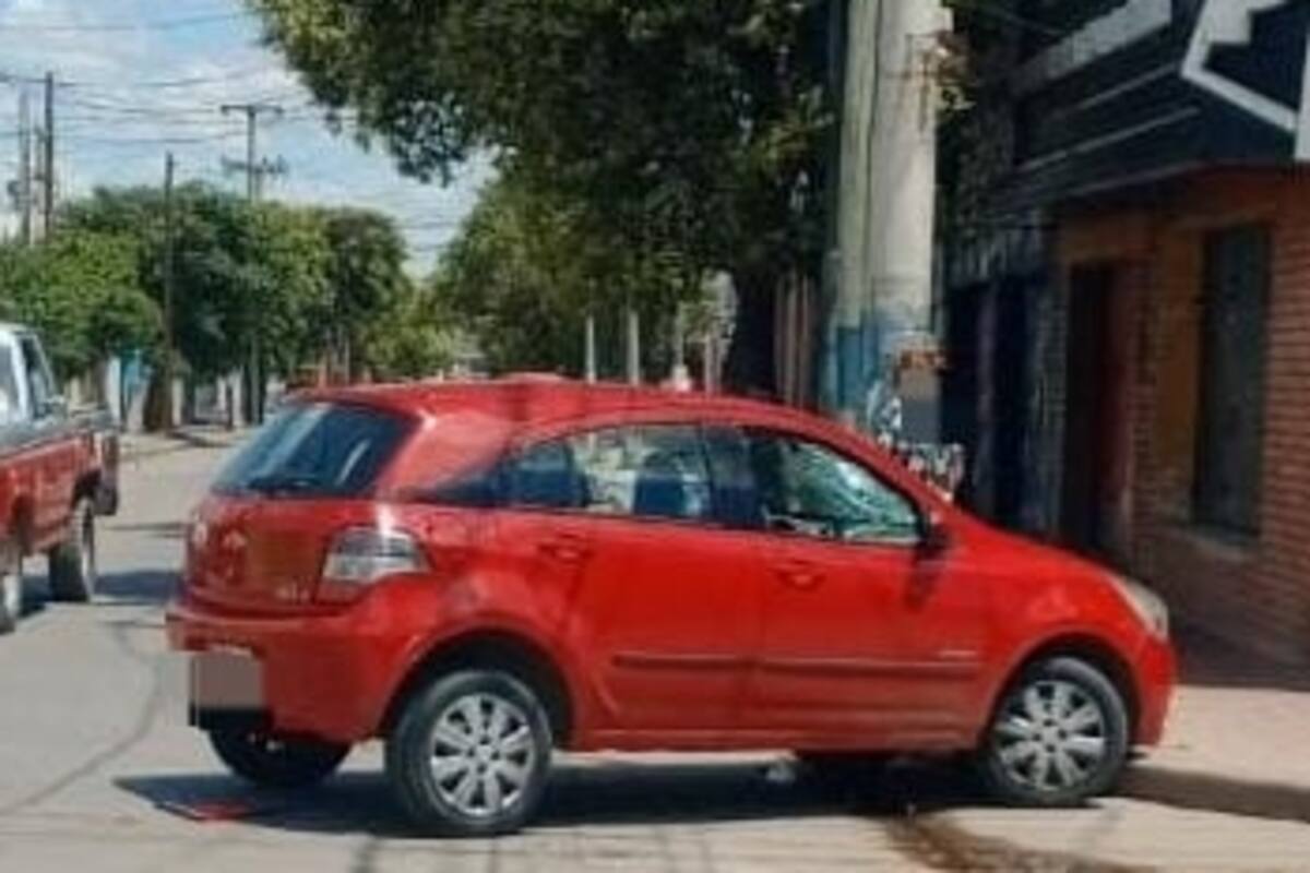 El auto tras chocar a la ciclista