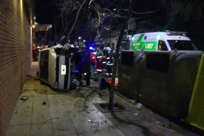 El auto volcó sobre la fachada de un canal de televisión en el barrio porteño de Palermo