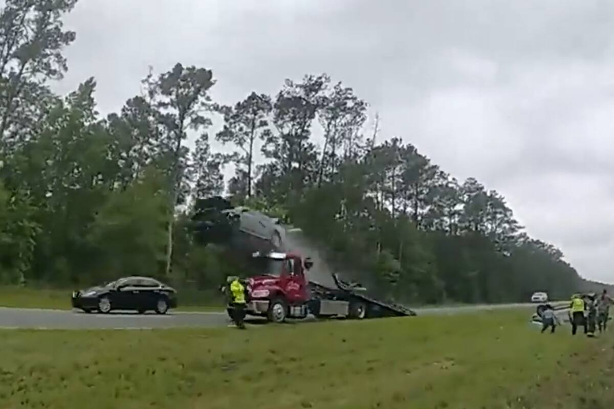 El auto voló al pasar por la rampa de la grúa (Captura video)
