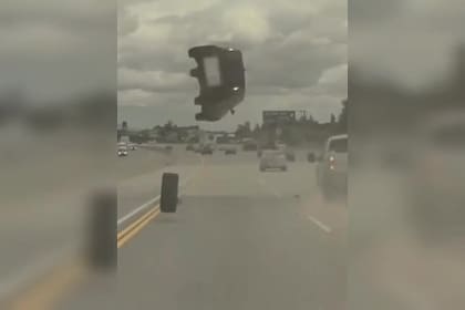 El auto voló por los aires en la autopista de Los Angeles