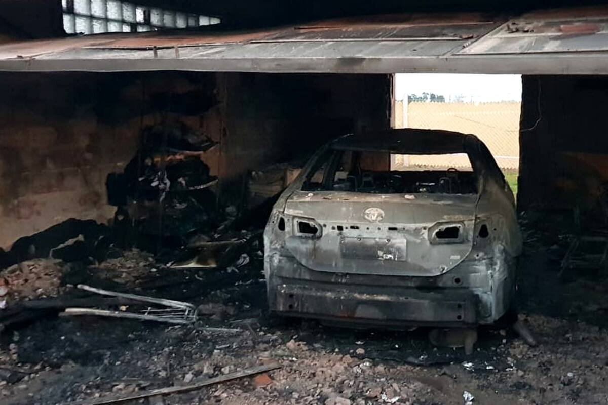 El auto y el garaje del intendente de Basavilbaso quedaron destruidos