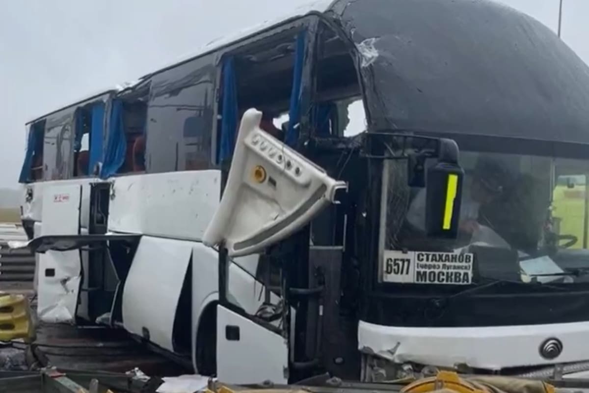 El autobús transportaba a 48 pasajeros al momento del accidente; 30 de ellos debieron ser hospitalizados