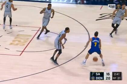 El autocaño de Facundo Campazzo ante Devin Vassell terminará en dos puntos para Denver Nuggets contra San Antonio Spurs, en los albores de la temporada de NBA.