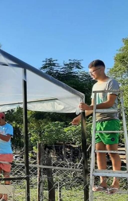 El autodenominado Equipo Solidario, un grupo de voluntarios de Paraje 29, Santa Fe, se encomendó a la tarea de armar un invernadero para cultivar plantines y devolver al pueblo las huertas familiares.