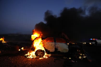 El automóvil de un periodista arde después de ser alcanzado por un bombardeo israelí, en la aldea fronteriza de Alma al-Shaab con Israel, en el sur del Líbano, el viernes 13 de octubre de 2023