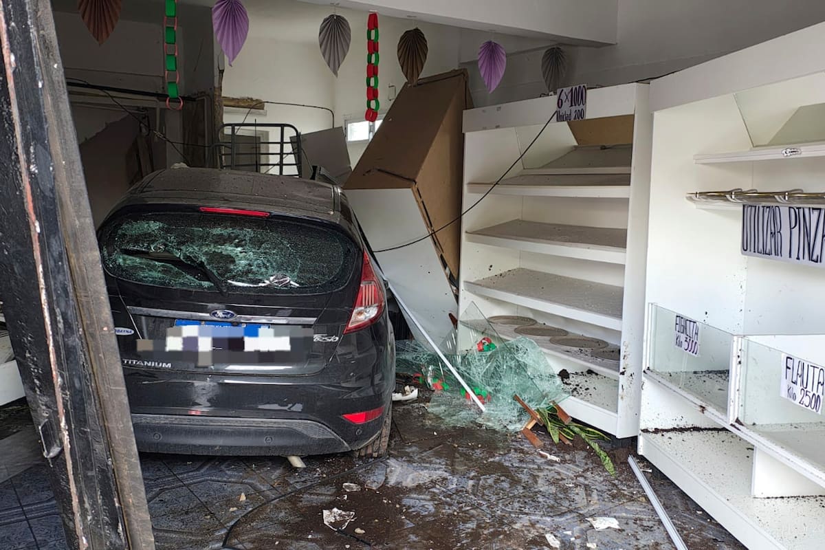 El automóvil terminó dentro de una panadería en Parque Chacabuco