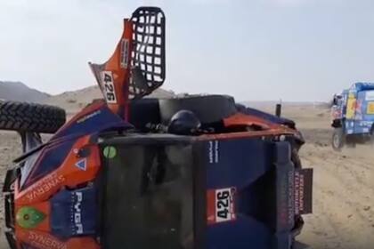 El automóvil volcó en los primeros kilómetros de prueba, antes de comenzar la competencia oficial