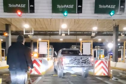 El automovilista bajó para reclamarle la maniobra, pero el conductor de la camioneta lo insultó y huyó