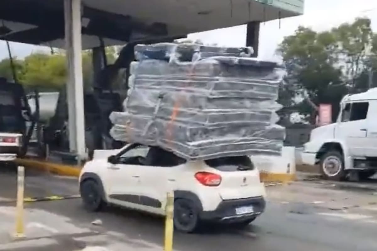 El automovilista circulaba con siete colchones en el techo