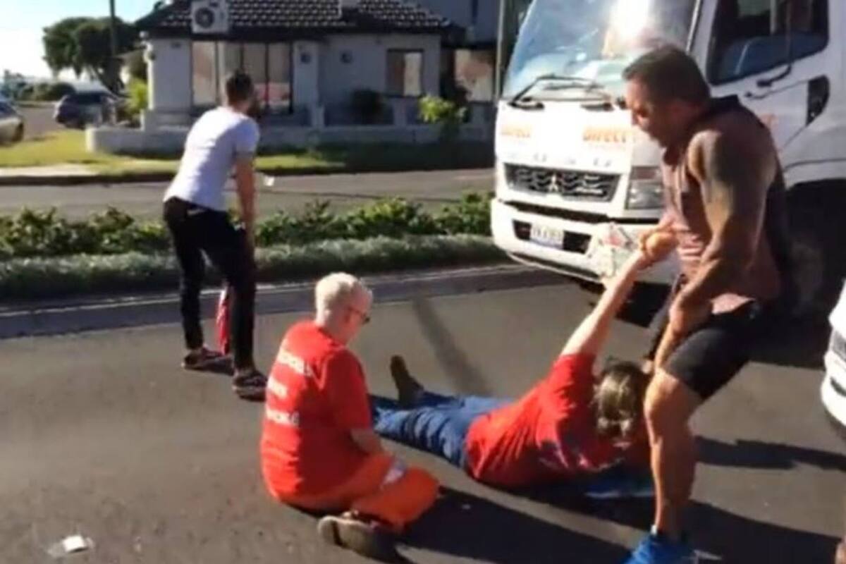 El automovilista se enfureció con el corte de calle y decidió sacar él mismo a una de las activistas del lugar para desbloquear el tránsito