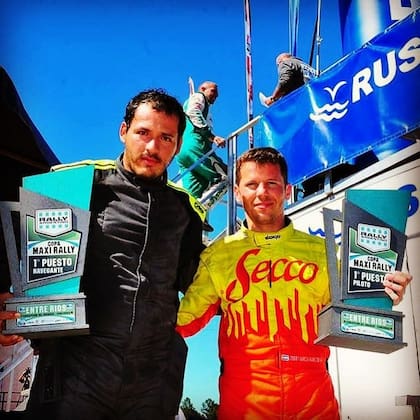 El automovilista Tomás García Hamilton, luego de ganar una carrera en 2017